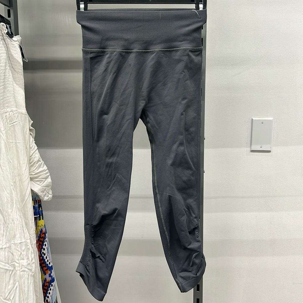 Like new gray cropped lululemon leggings